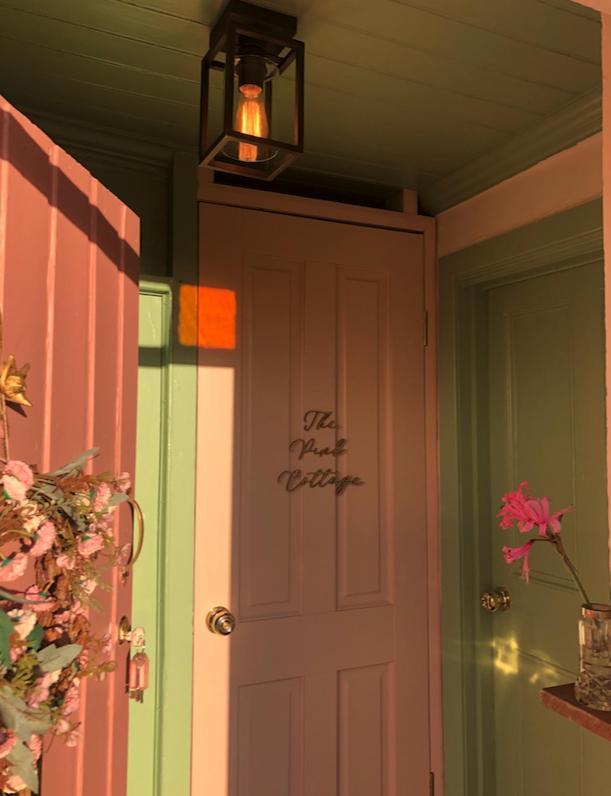 The Pink Cottage Upstairs Suite & Garden Summer Room Whitehead Zewnętrze zdjęcie
