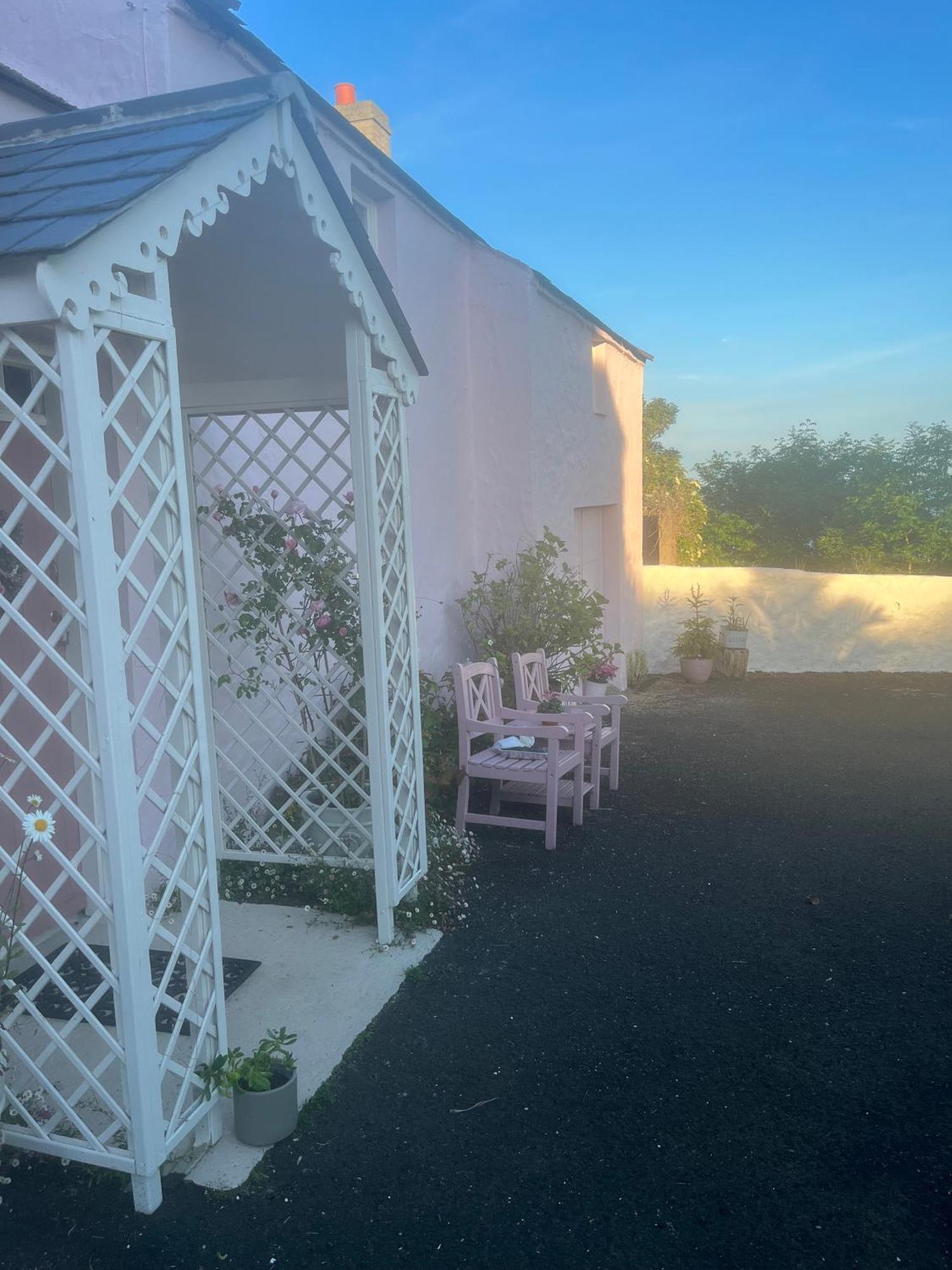 The Pink Cottage Upstairs Suite & Garden Summer Room Whitehead Zewnętrze zdjęcie