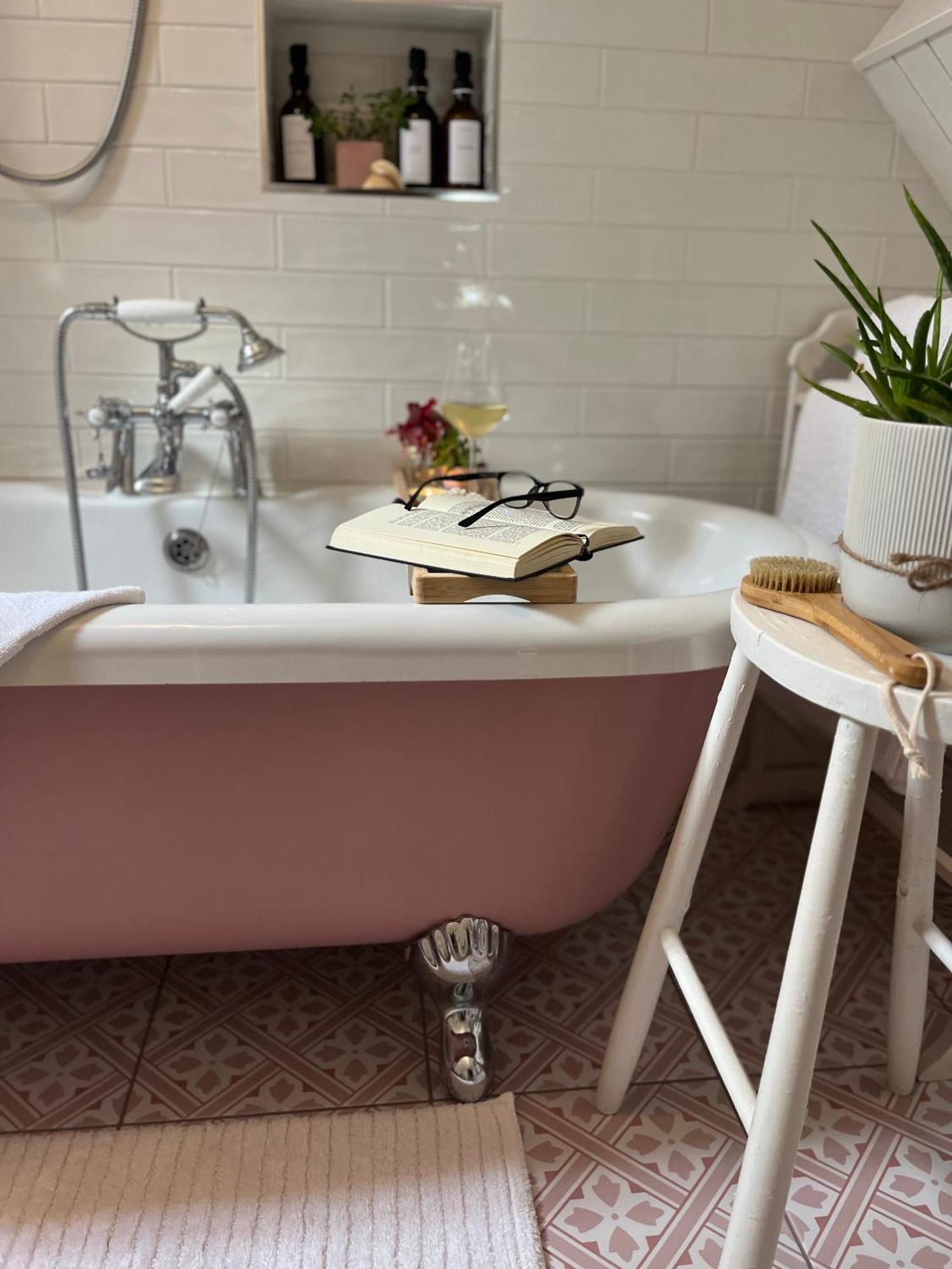 The Pink Cottage Upstairs Suite & Garden Summer Room Whitehead Zewnętrze zdjęcie