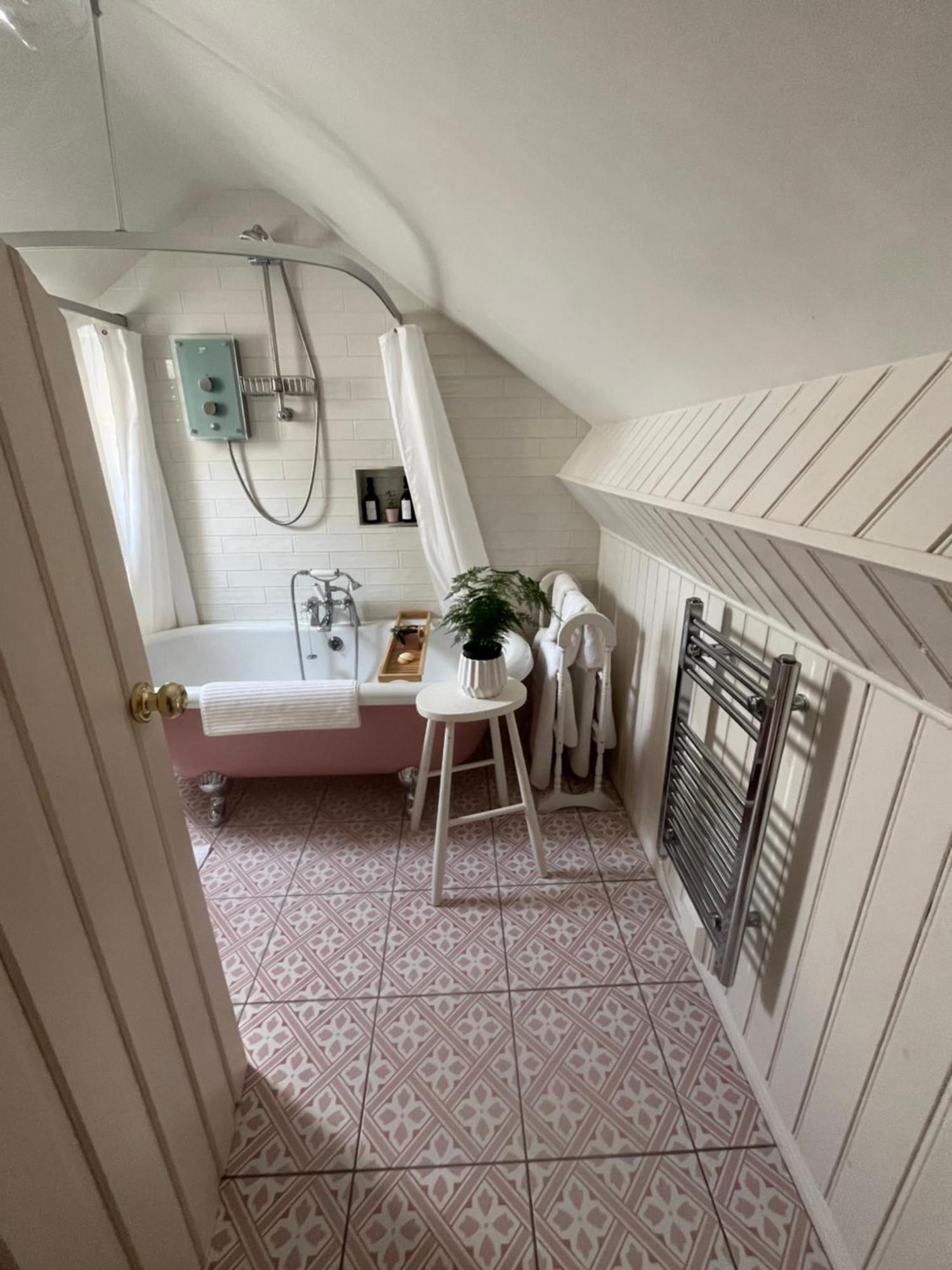 The Pink Cottage Upstairs Suite & Garden Summer Room Whitehead Zewnętrze zdjęcie